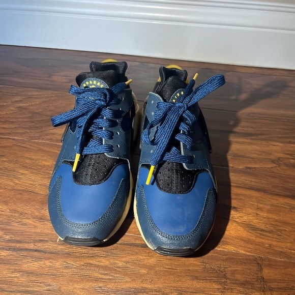 Nike Air Hurache Premium Armory Navy & University Gold Sneakers-Size 7.5